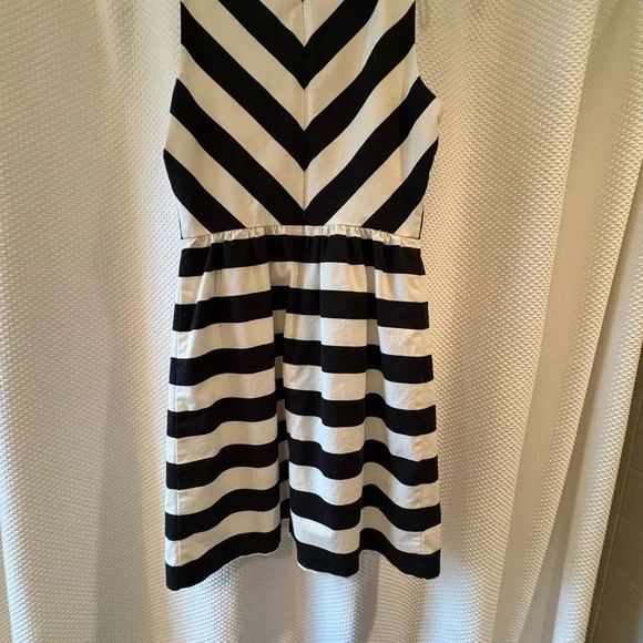 LOFT Black and White Chevron Mini Dress size 2 - Picture 3 of 7